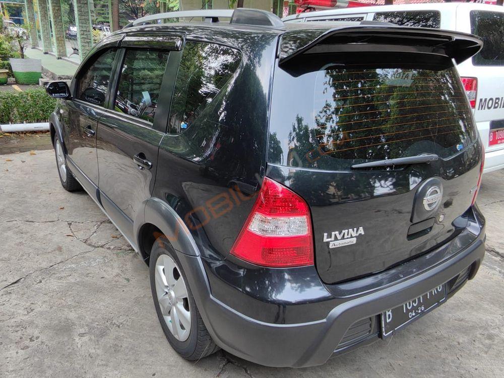 Mobil Nissan Livina 2011
