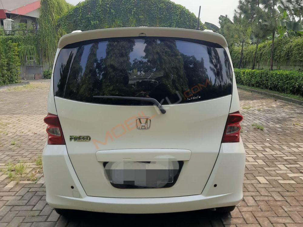 Mobil Honda Freed 2011