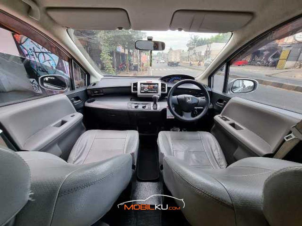 Mobil Honda Freed 2010