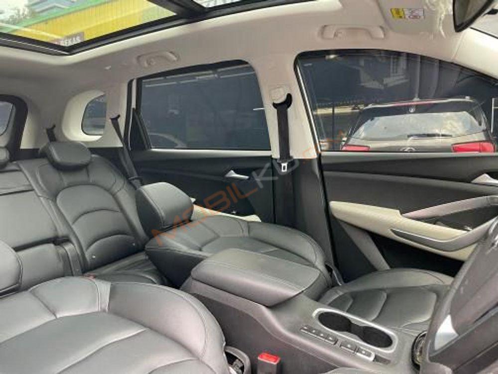 Mobil Wuling Almaz 2022