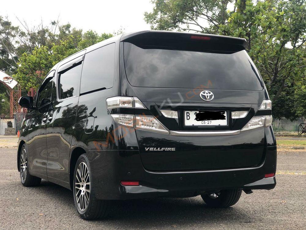 Mobil Toyota Vellfire 2010
