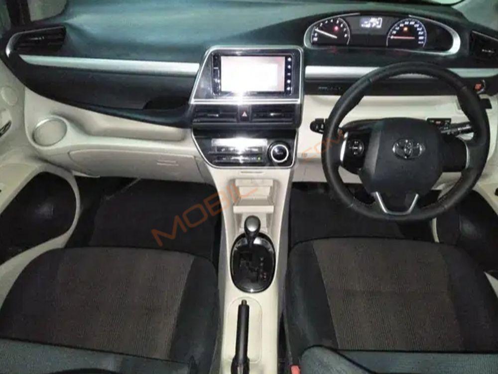 Mobil Toyota Sienta 2016