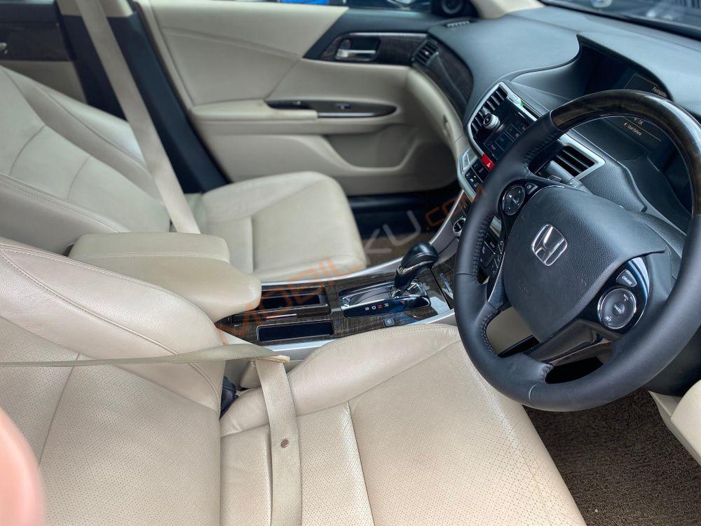 Mobil Honda Accord 2013