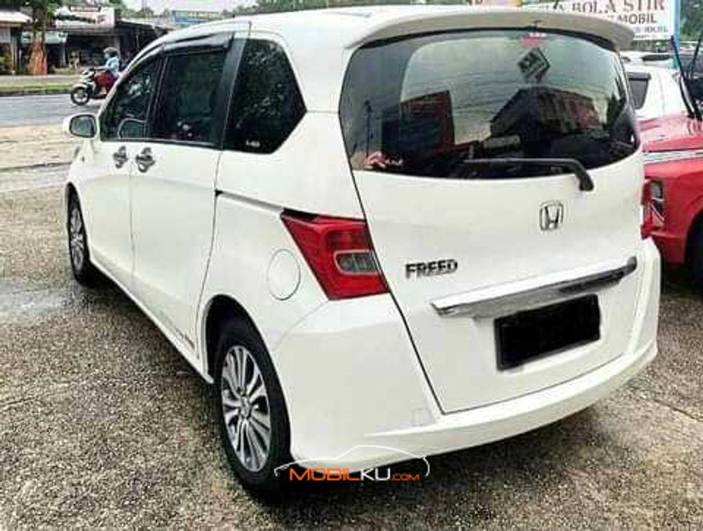 Mobil Honda Freed 2012