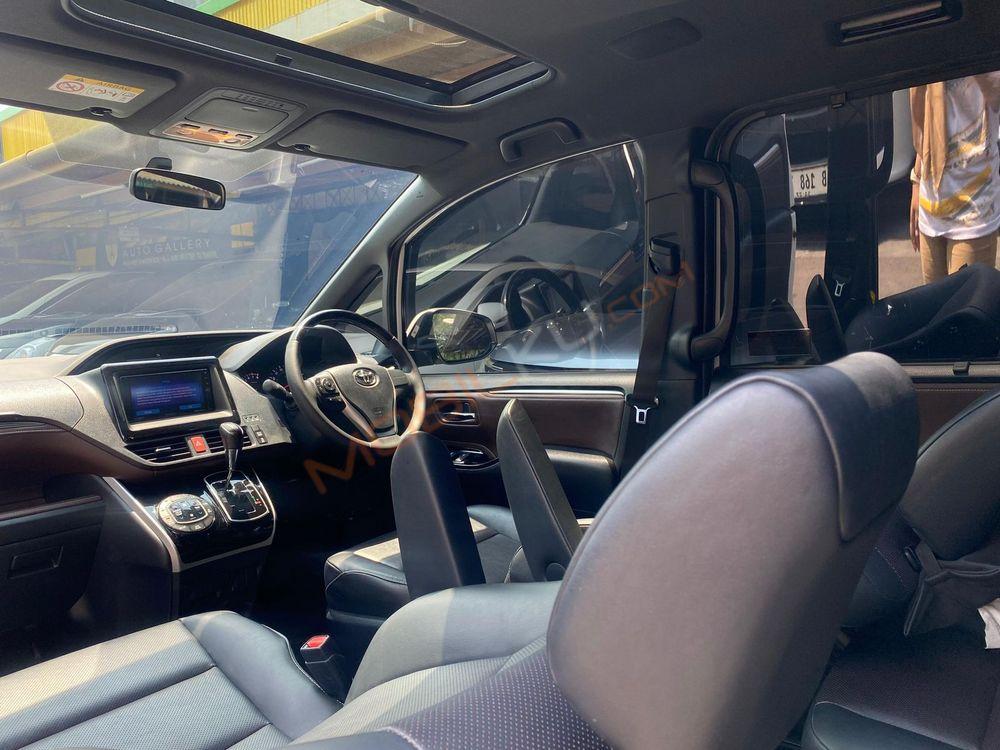 Mobil Toyota Voxy 2019