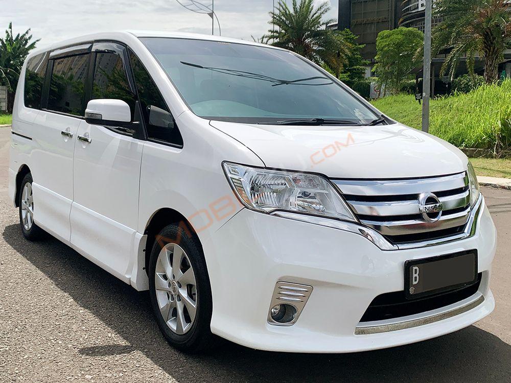 Mobil Nissan Serena 2013