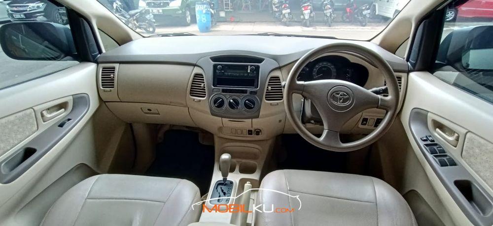 Mobil Toyota Kijang Innova 2006
