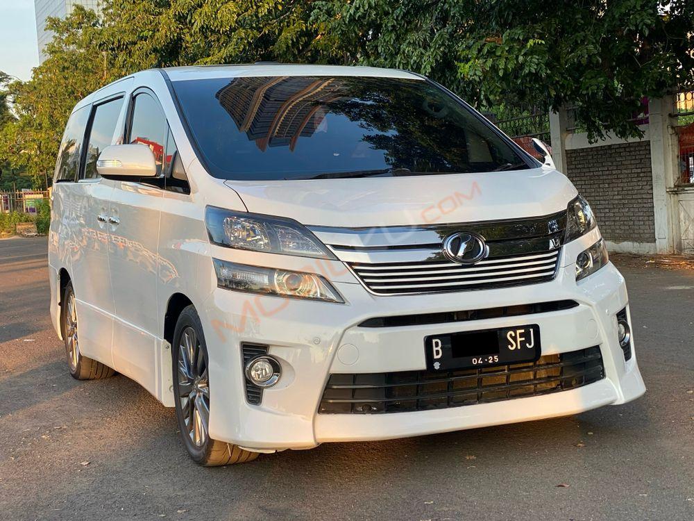Mobil Toyota Vellfire 2015