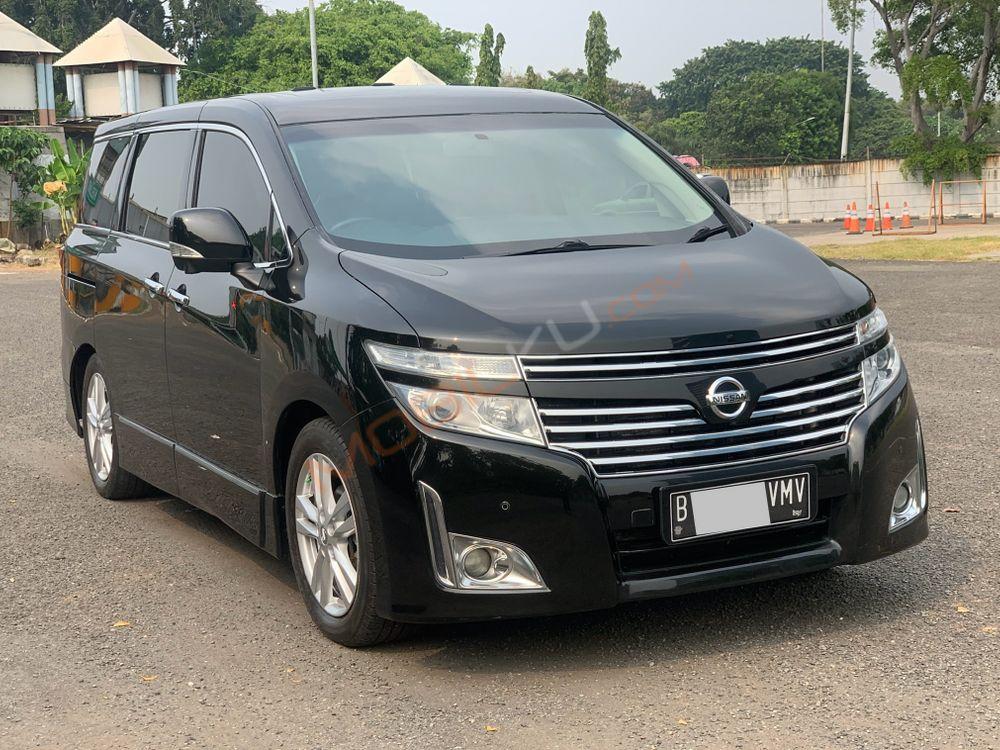 Mobil Nissan Elgrand 2013