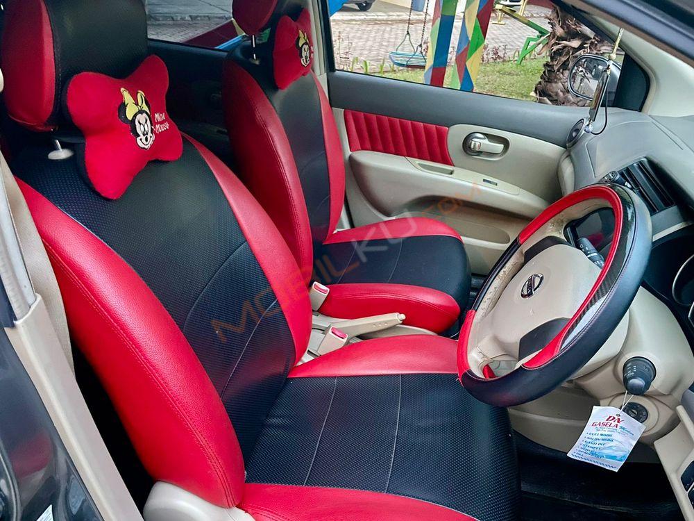 Mobil Nissan Grand Livina 2009