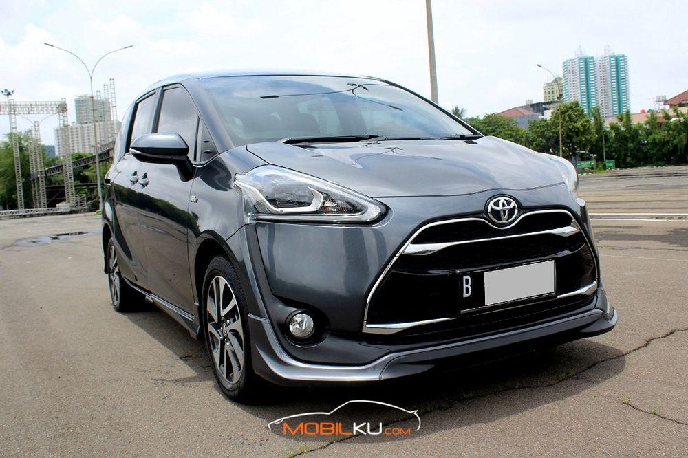 Mobil Toyota Sienta 2018