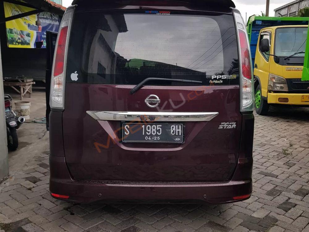 Mobil Nissan Serena 2014