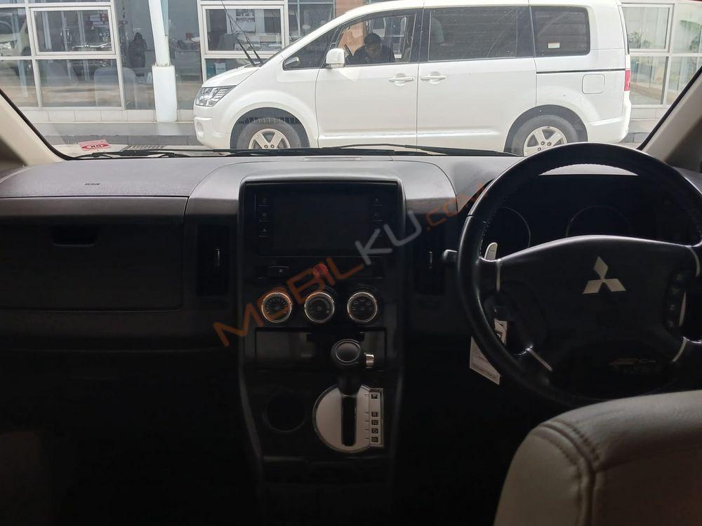 Mobil Mitsubishi Delica 2015