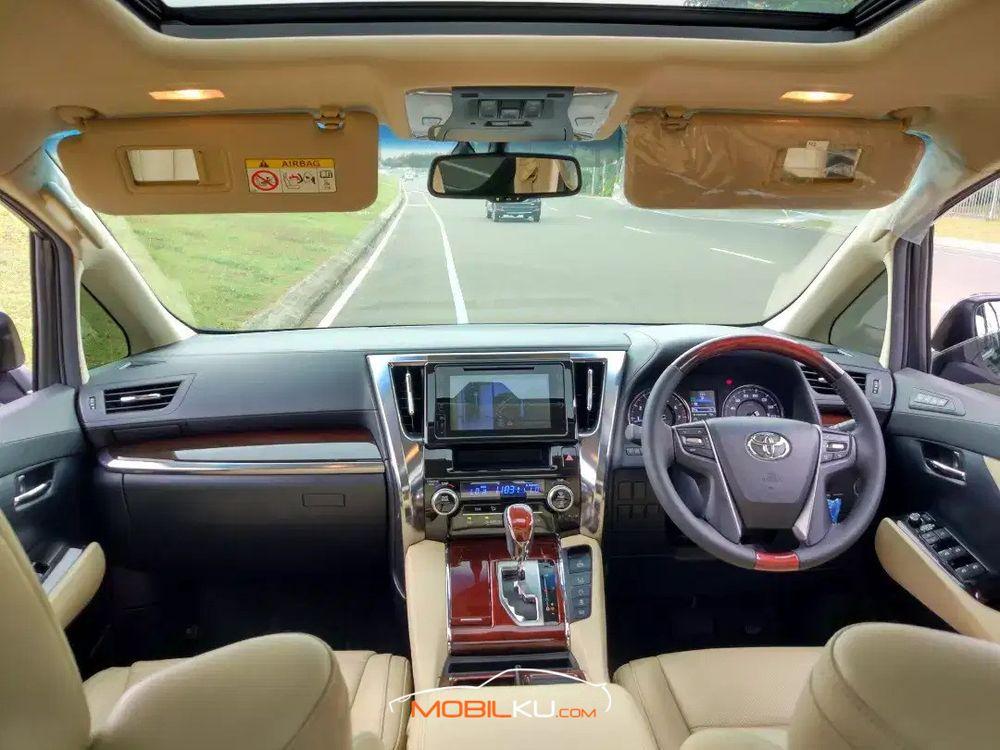 Mobil Toyota Alphard 2015