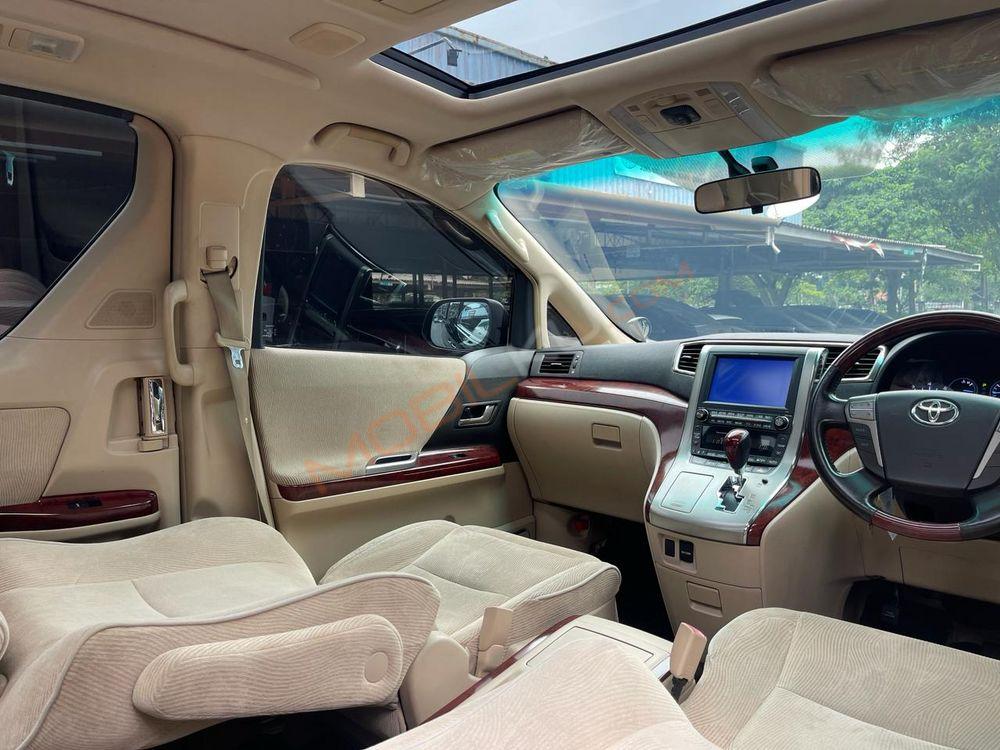 Mobil Toyota Alphard 2010