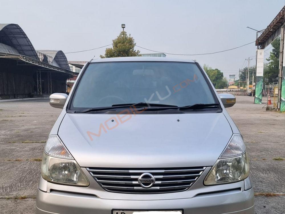 Mobil Nissan Serena 2011