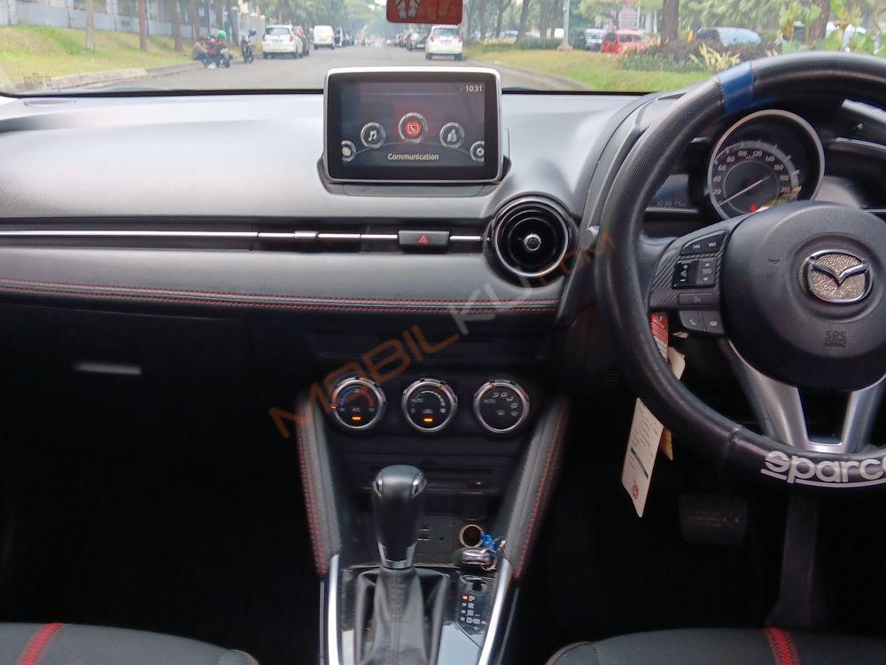 Mobil Mazda 2 Hatchback 2015