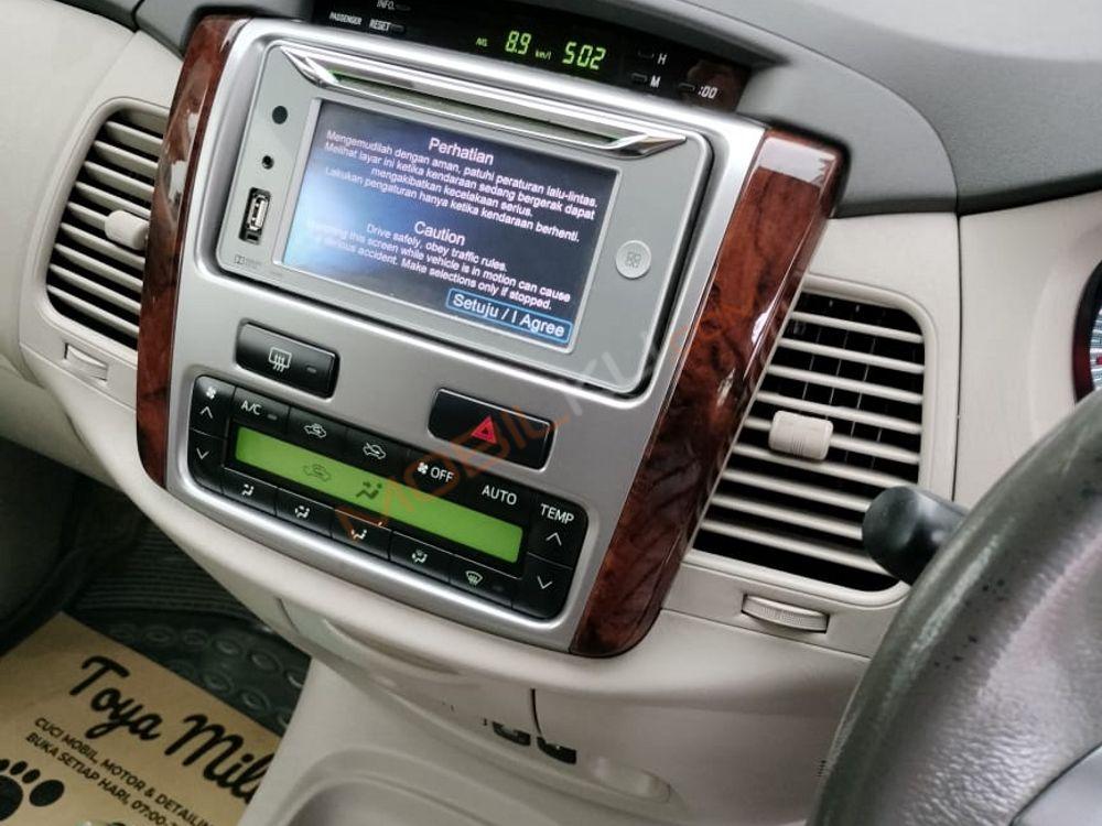 Mobil Toyota Kijang Innova 2014