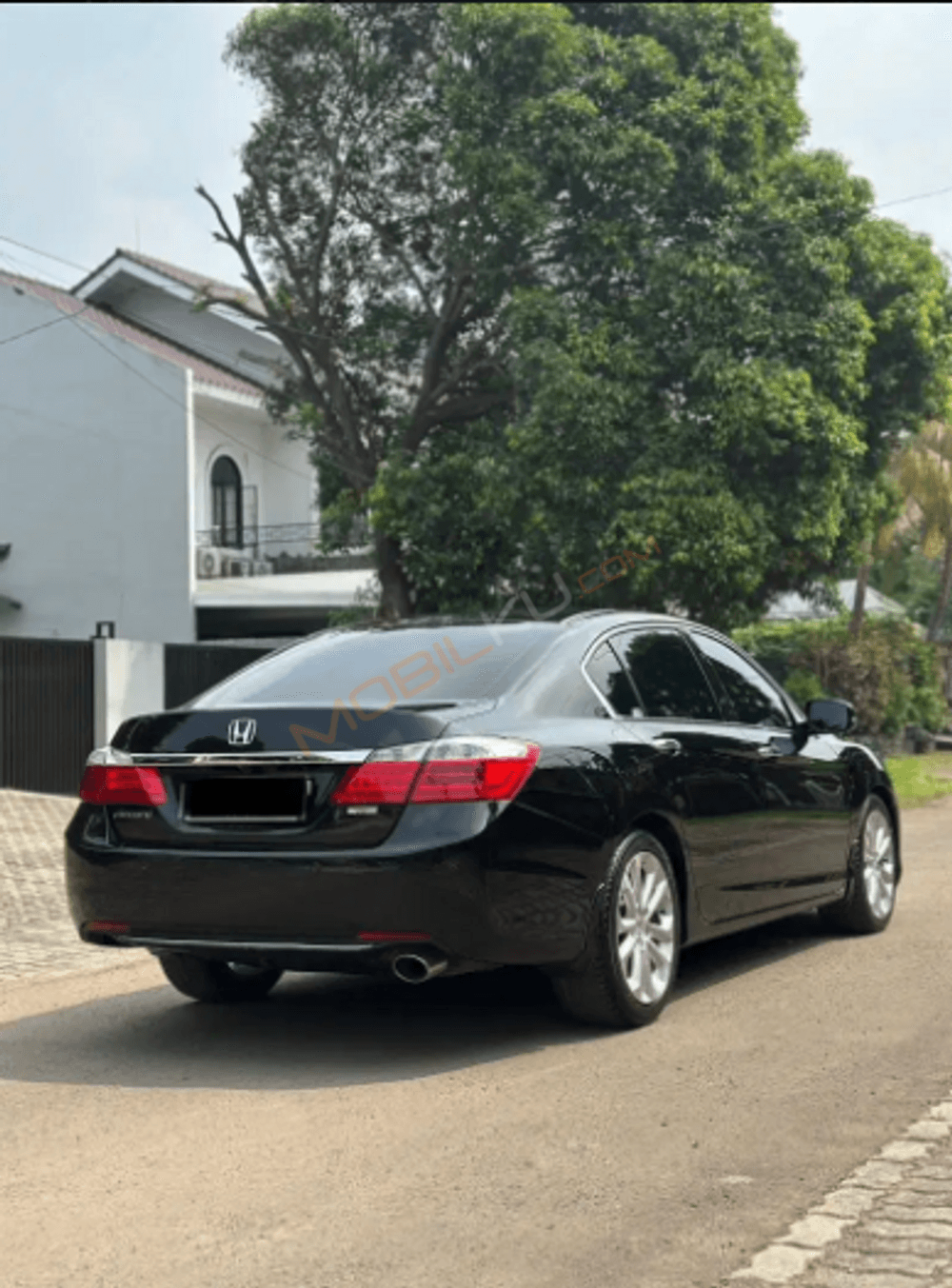 Mobil Honda Accord 2013