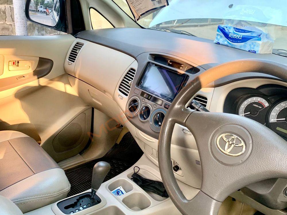 Mobil Toyota Kijang Innova 2010