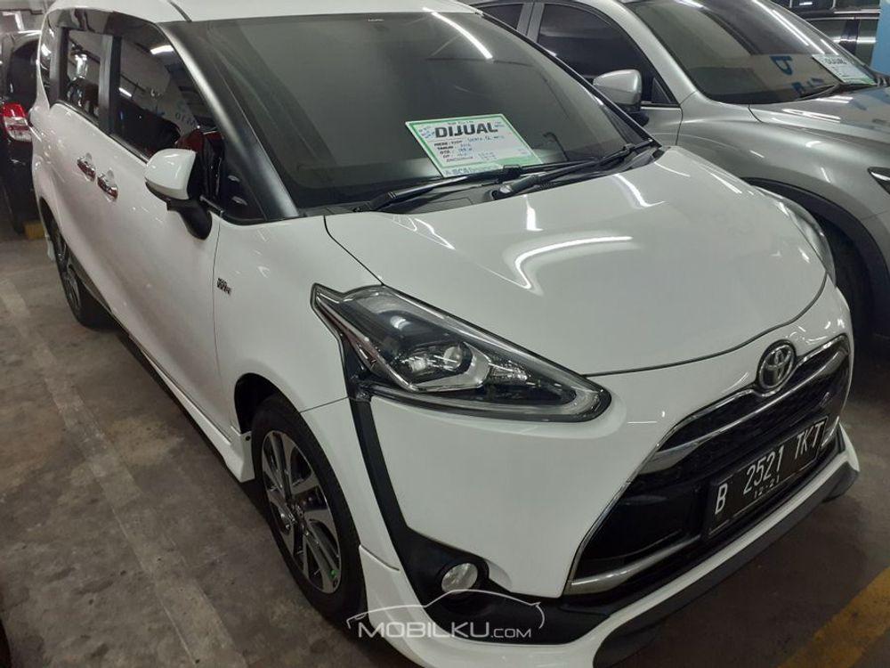 Mobil Toyota Sienta 2016