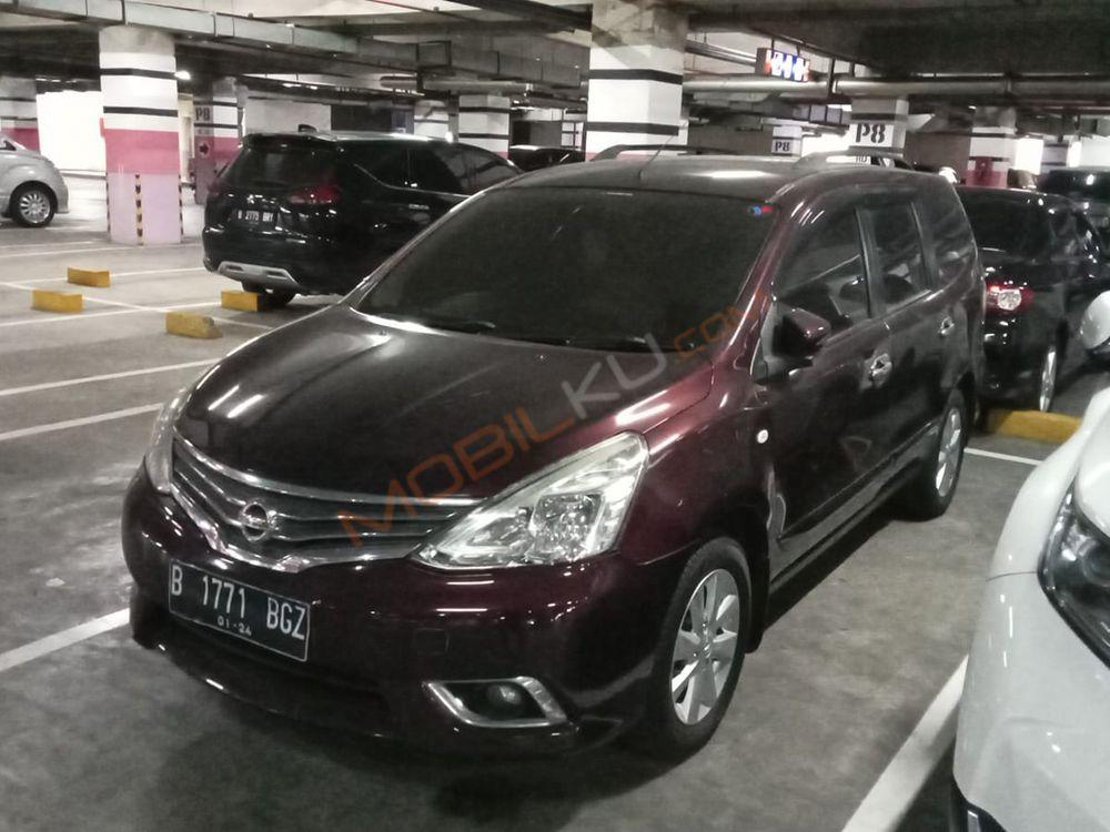 Mobil Nissan Grand Livina 2015