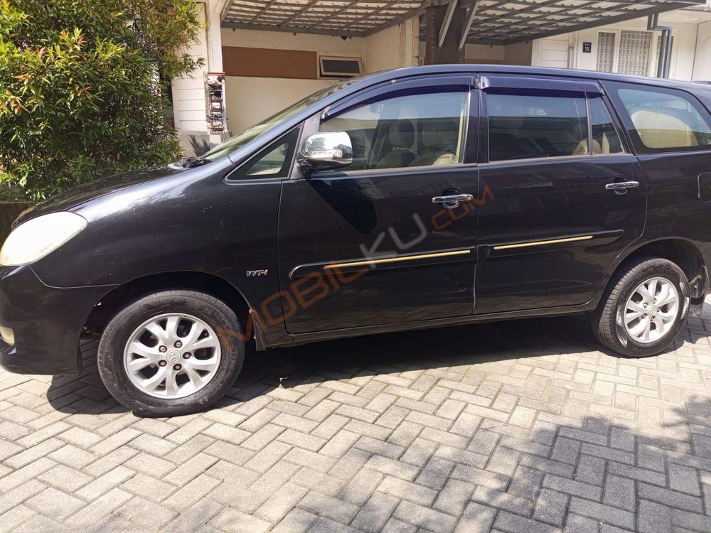 Mobil Toyota Kijang Innova 2010