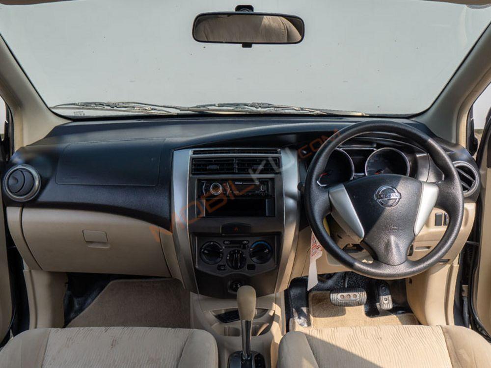 Mobil Nissan Grand Livina 2013