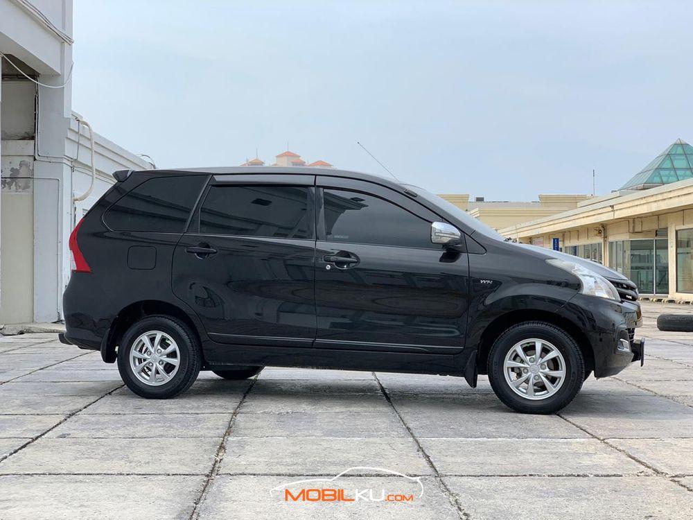 Mobil Toyota Avanza 2014