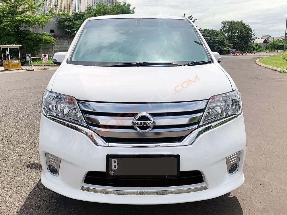 Mobil Nissan Serena 2013