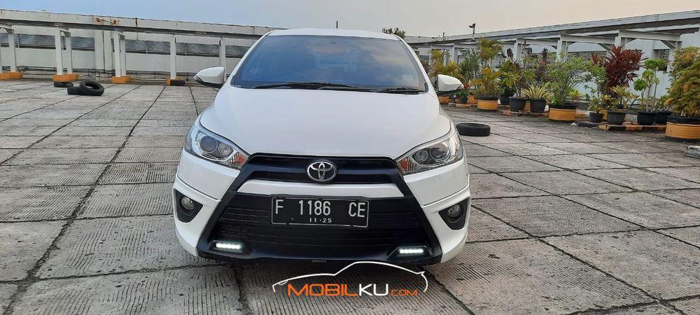 Mobil Toyota Yaris 2015
