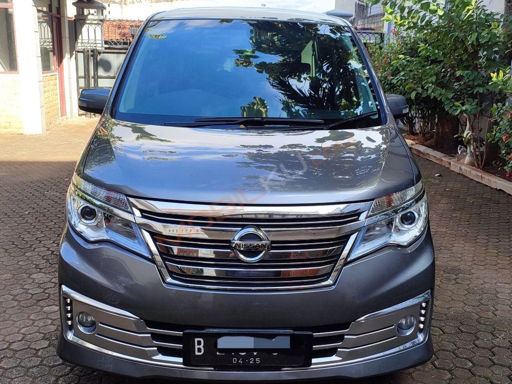 Mobil Nissan Serena 2015