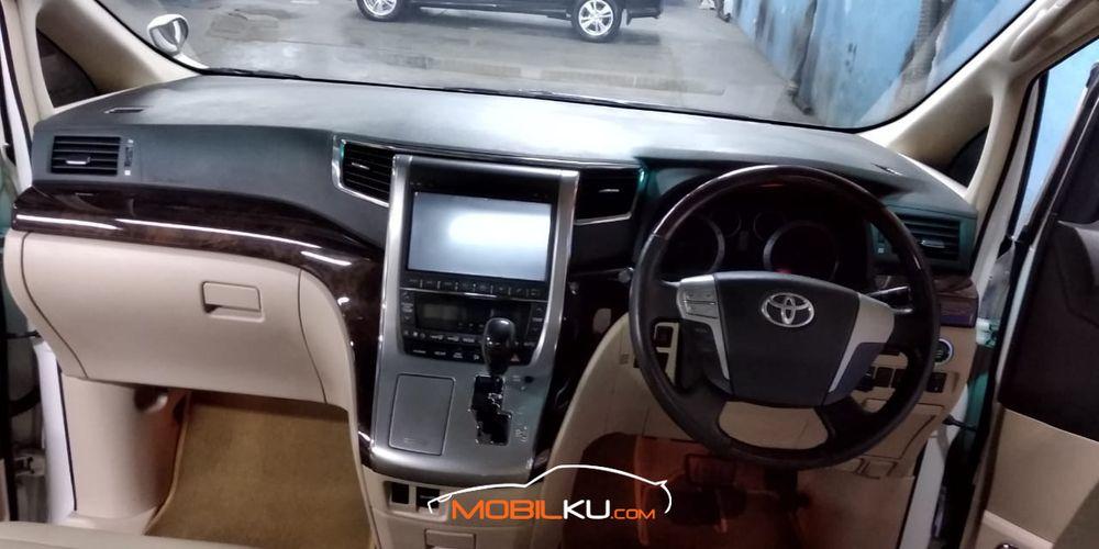 Mobil Toyota Alphard 2014