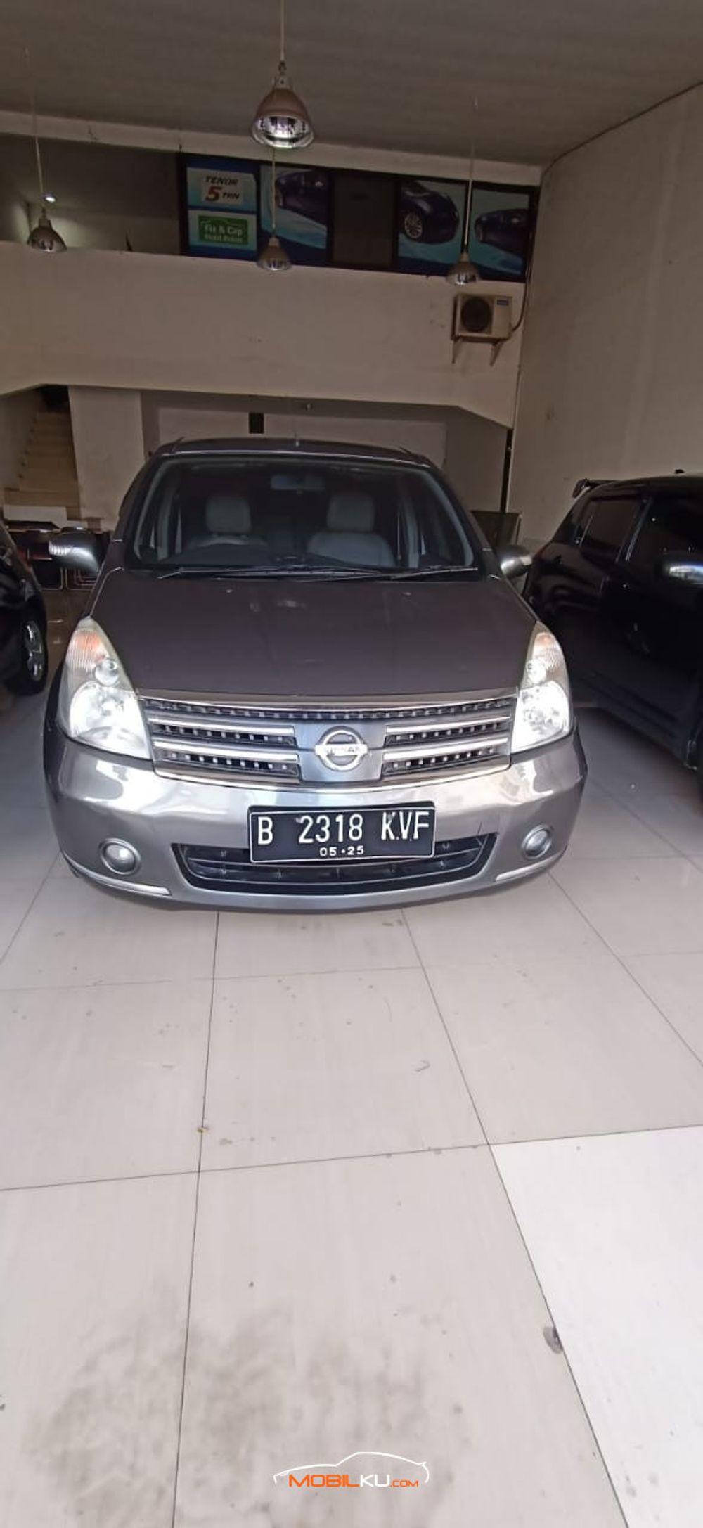 Mobil Nissan Grand Livina 2011