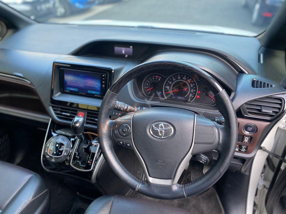 Mobil Toyota Voxy 2018