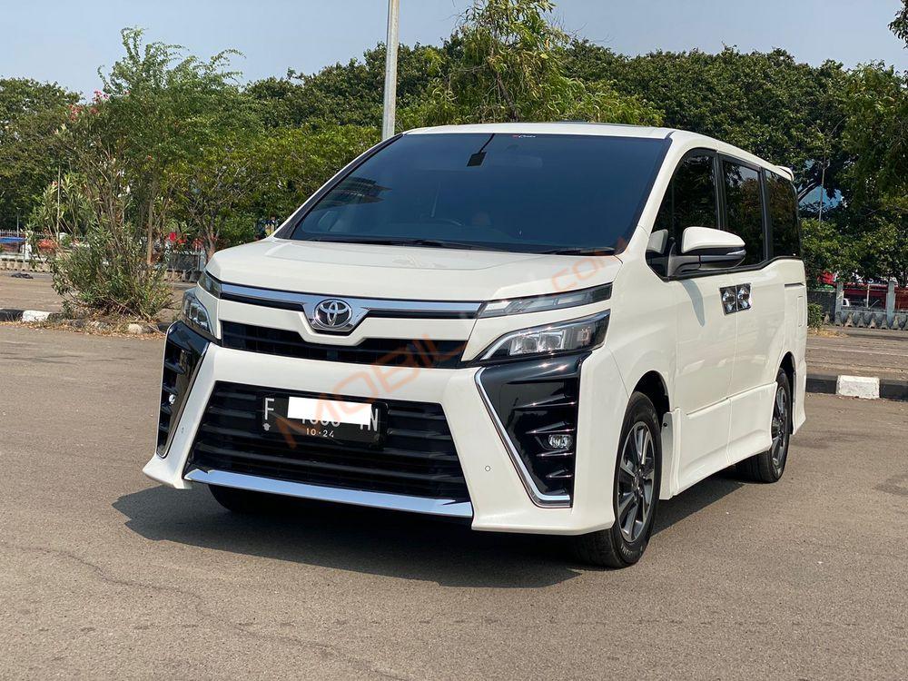 Mobil Toyota Voxy 2019
