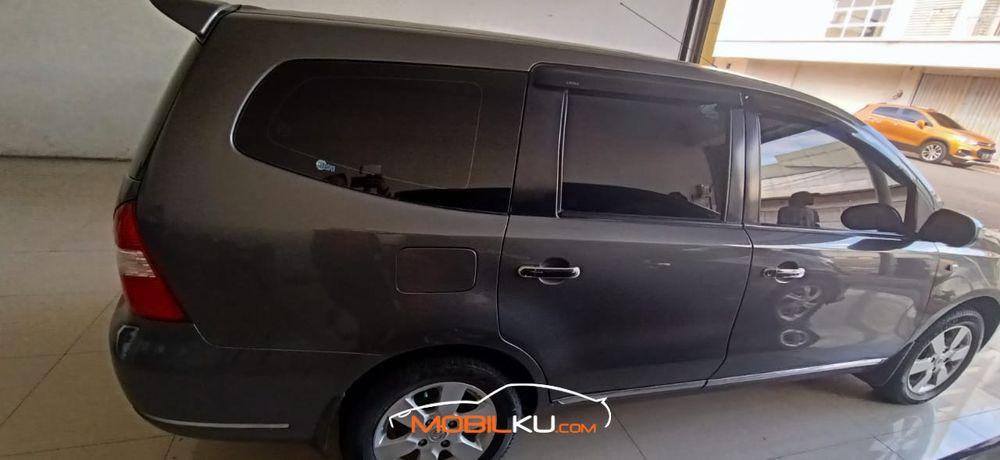 Mobil Nissan Grand Livina 2011