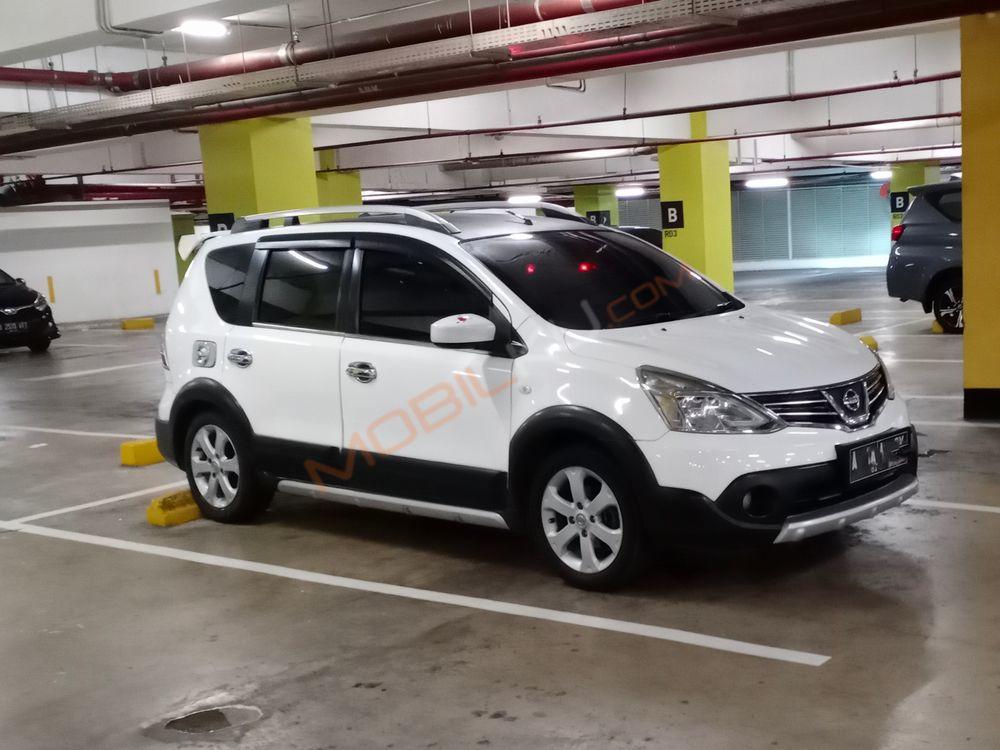 Mobil Nissan Livina 2013