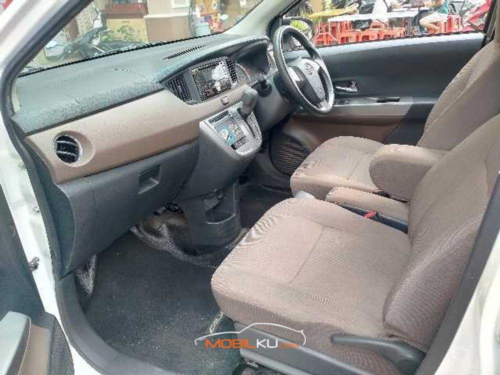 Mobil Toyota Calya 2016