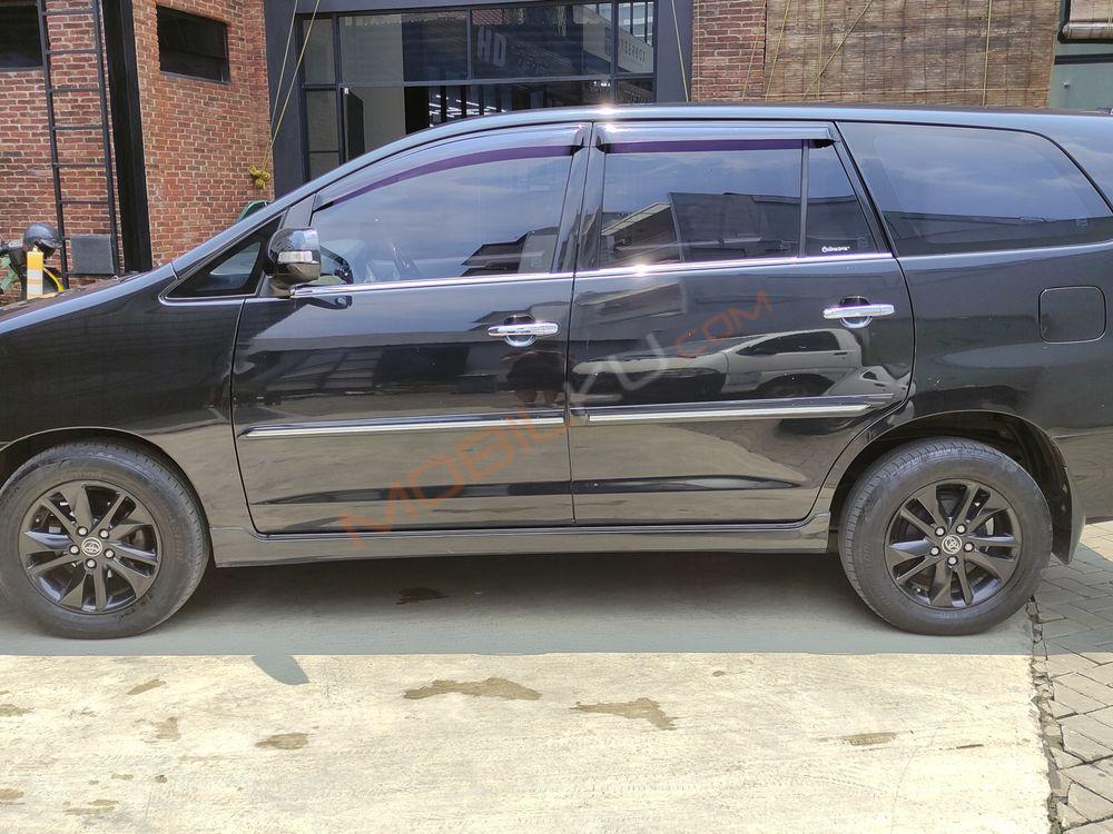 Mobil Toyota Kijang Innova 2012