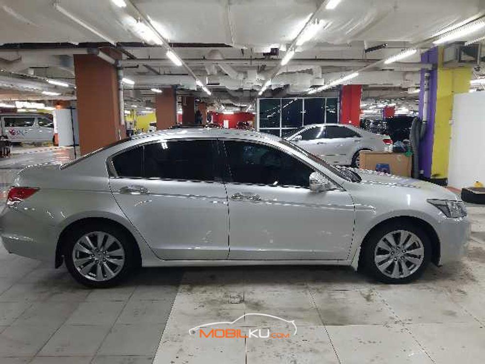 Mobil Honda Accord 2010