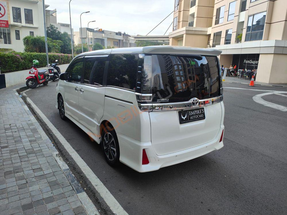 Mobil Toyota Voxy 2018