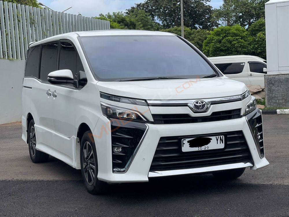 Mobil Toyota Voxy 2019