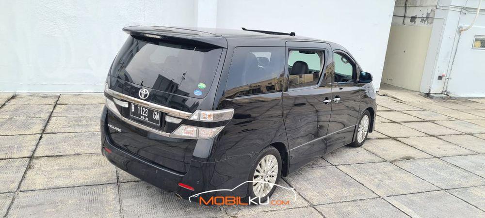 Mobil Toyota Vellfire 2013
