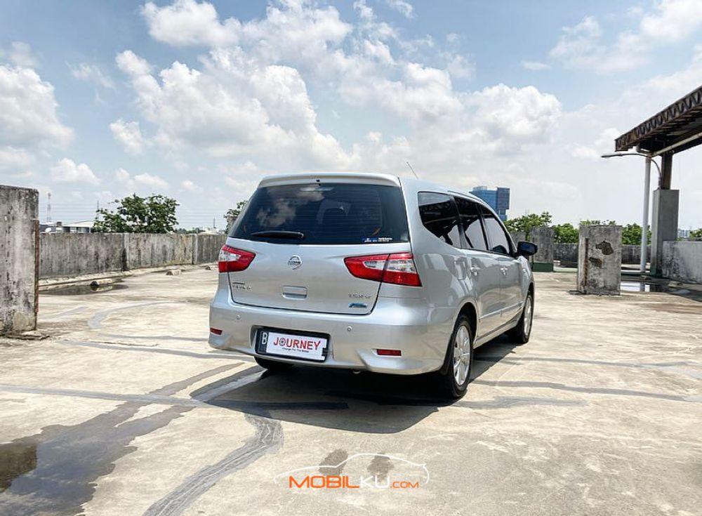 Mobil Nissan Grand Livina 2014