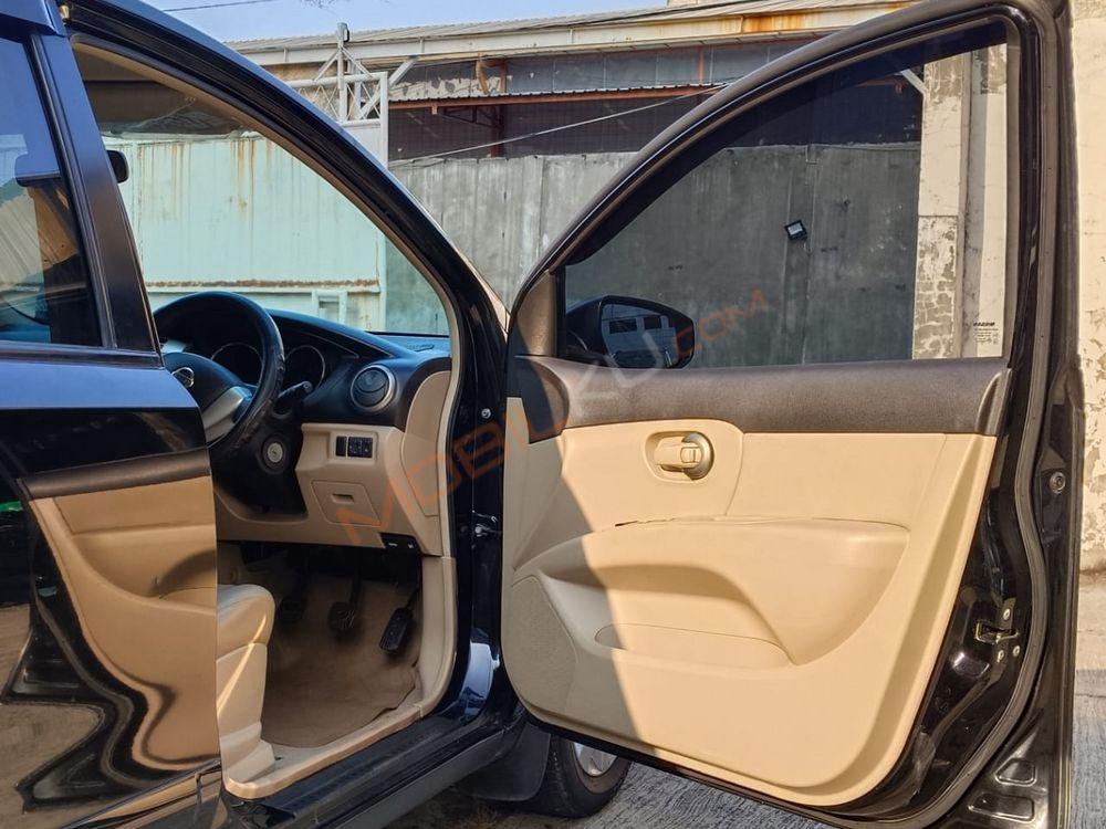 Mobil Nissan Livina 2015