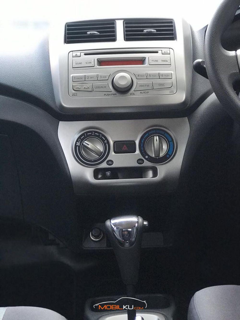 Mobil Daihatsu Ayla 2015