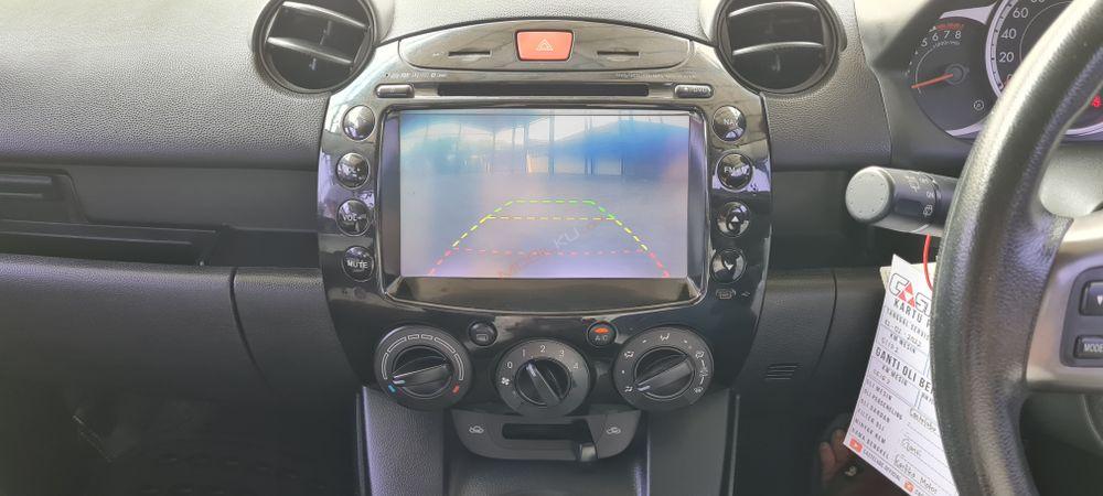 Mobil Mazda 2 Hatchback 2013