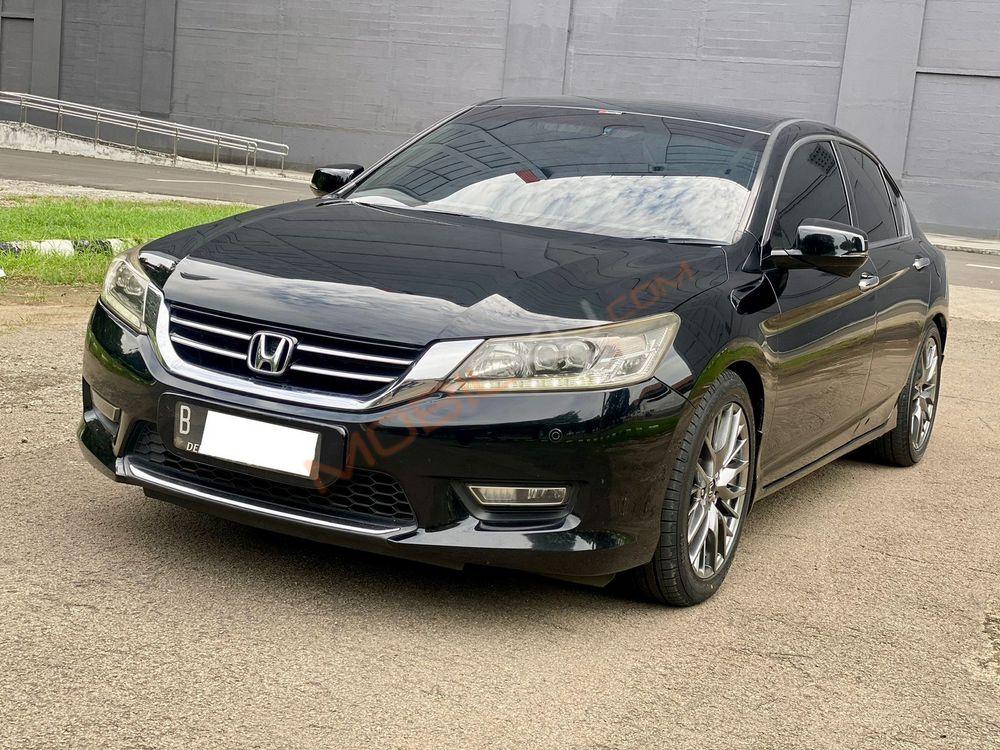 Mobil Honda Accord 2013