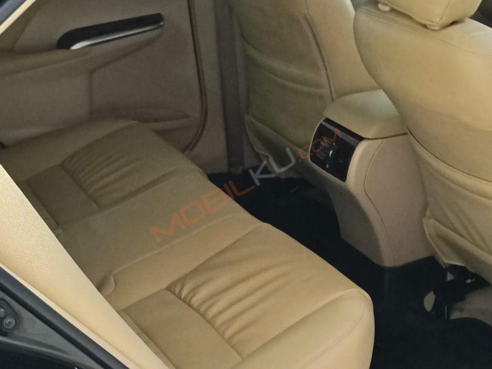 Mobil Toyota Camry 2012